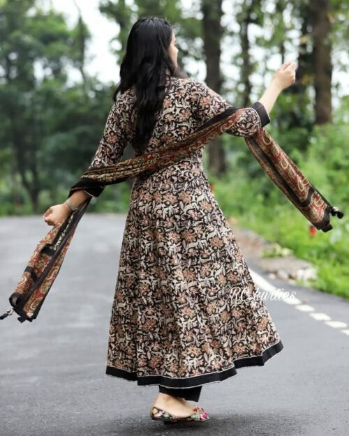 Premium pure Reyon print full flair Anarkali kurti with pant paired up with malmal dupatta Gotta Embroidery work - Image 2