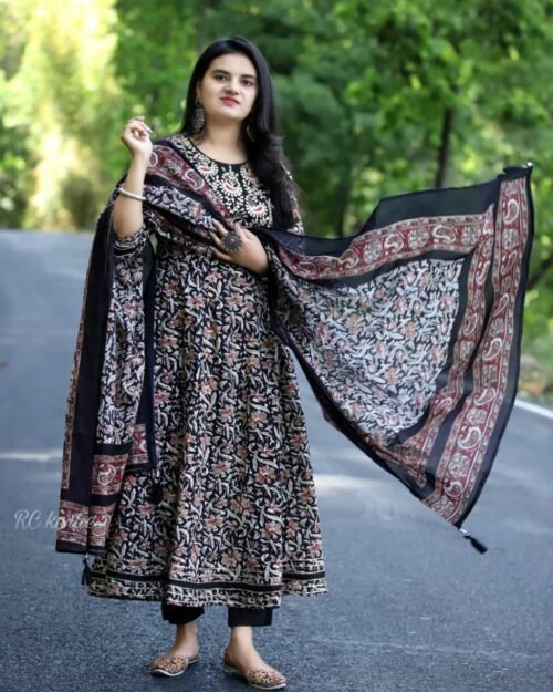 Premium pure Reyon print full flair Anarkali kurti with pant paired up with malmal dupatta Gotta Embroidery work - Image 7