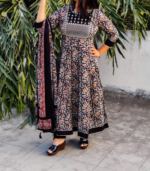 Premium pure Reyon print full flair Anarkali kurti with pant paired up with malmal dupatta Gotta Embroidery work - Image 10