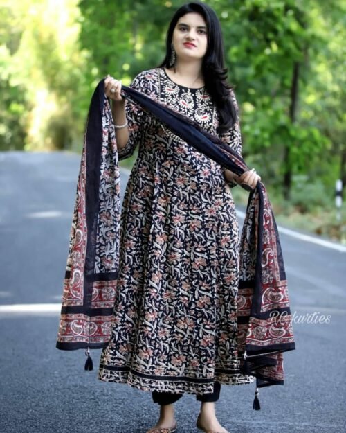 Premium pure Reyon print full flair Anarkali kurti with pant paired up with malmal dupatta Gotta Embroidery work - Image 11