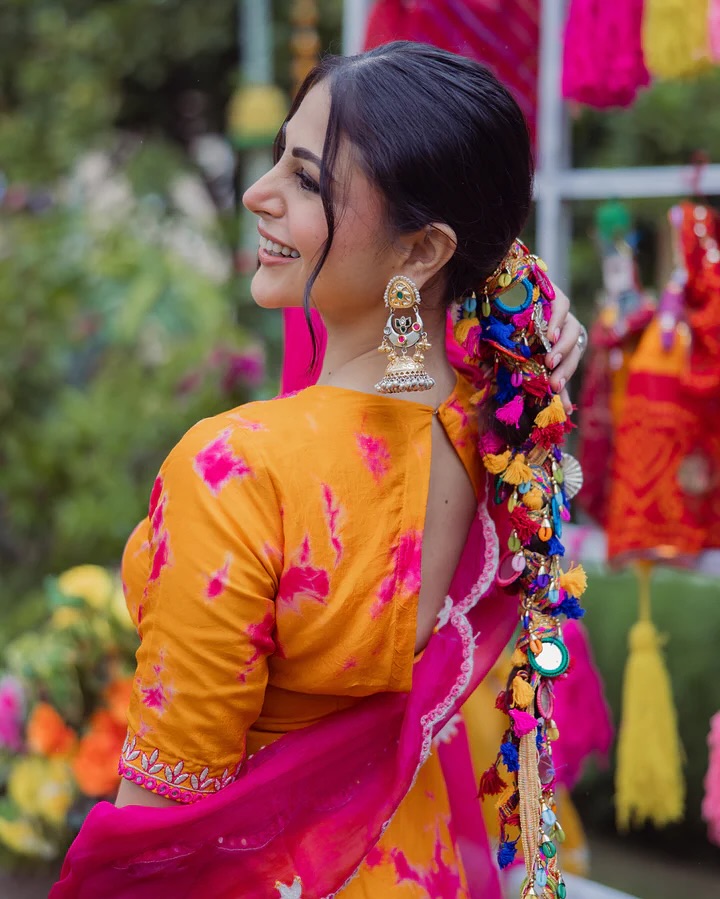 This is a vibrant and stylish three-piece Indian ethnic wear set 2 This is a vibrant and stylish three-piece Indian ethnic wear set - Image 2